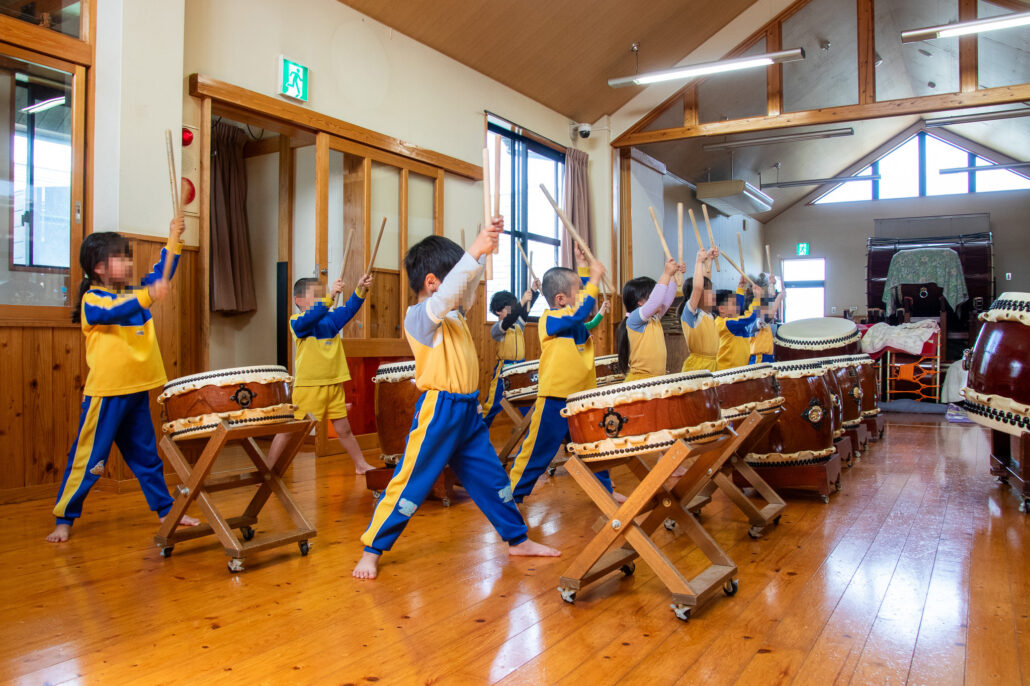 【あさぎりこども園】和太鼓に学びに全力遊び!“育つ力”があふれる、子どもも親も安心して通える園
