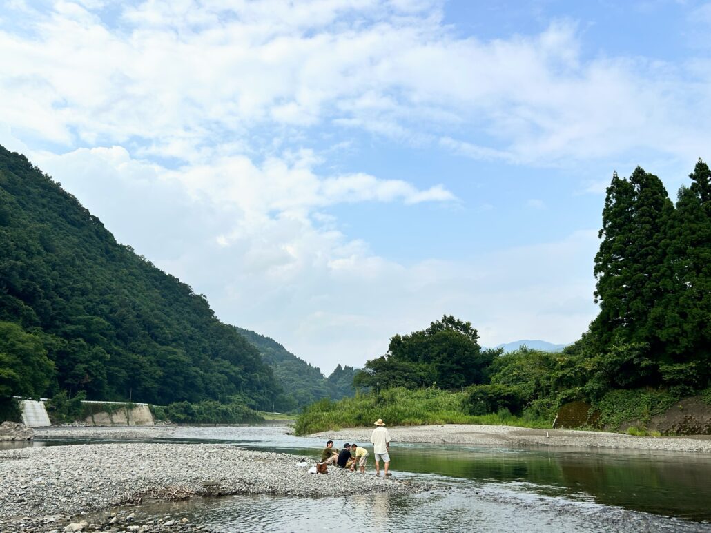 暑さを忘れる川遊び