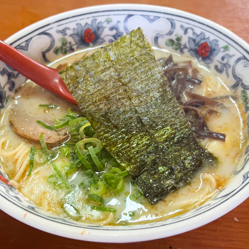 【西峰ラーメン】地元民溺愛！風情のある店構えに、コク深い味わいの豚骨ラーメン
